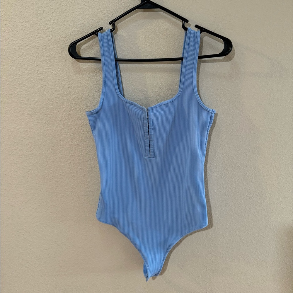 NWOT Abercrombie & Fitch blue women’s seamless rib fabric Henley bodysuit;size m